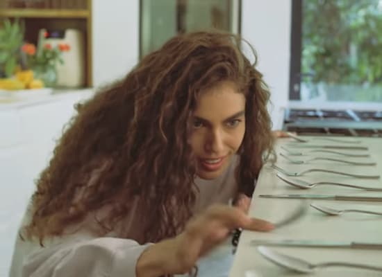 שלומית מלכה בקמפיין לקסטרו הום / צילום: צילום מסך שלומית מלכה בקמפיין לקסטרו הום / צילום: צילום מסך