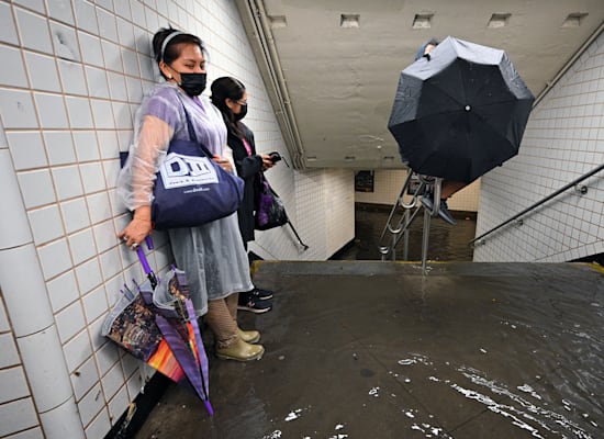 הרכבת התחתית של ניו יורק מוצפת / צילום: Reuters, Anthony Behar/Sipa USA הרכבת התחתית של ניו יורק מוצפת / צילום: Reuters, Anthony Behar/Sipa USA