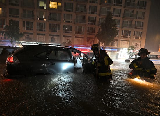 מכבי אש מנסים לעזור ללכודים במכוניות / צילום: Reuters, Anthony Behar/Sipa USA מכבי אש מנסים לעזור ללכודים במכוניות / צילום: Reuters, Anthony Behar/Sipa USA