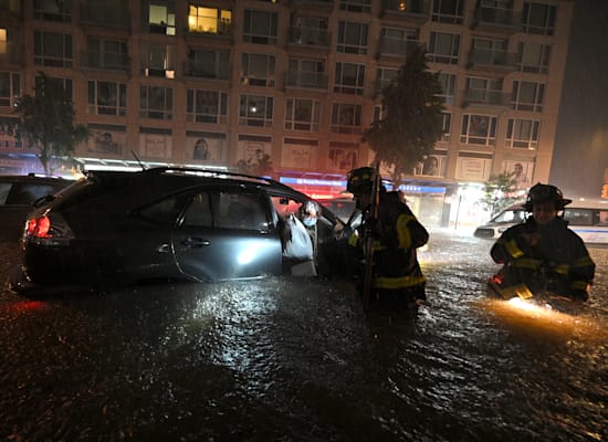 מכבי אש מנסים לעזור ללכודים במכוניות / צילום: Reuters, Anthony Behar/Sipa USA