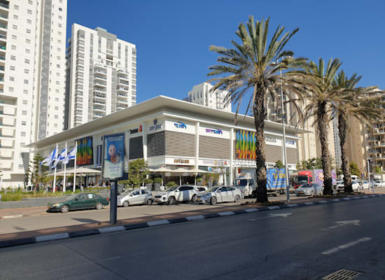 קניון בחולון בלב שכונת מגורים. הקירבה לשירותים חשובה / צילום: Shutterstock קניון בחולון בלב שכונת מגורים. הקירבה לשירותים חשובה / צילום: Shutterstock