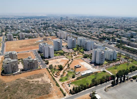 באר יעקב. אין דיאלוג בין הבניין לבין הרחוב / צילום: Shutterstock באר יעקב. אין דיאלוג בין הבניין לבין הרחוב / צילום: Shutterstock