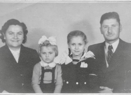 קריקו (שלישית מימין) עם הוריה ואחותה בהונגריה / צילום: תמונה פרטית