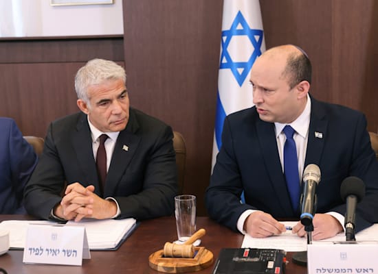 ראש הממשלה נפתלי בנט ושר החוץ יאיר לפיד / צילום: Associated Press, Emmanuel Dunand ראש הממשלה נפתלי בנט ושר החוץ יאיר לפיד / צילום: Associated Press, Emmanuel Dunand