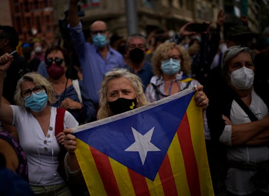 אישה מחזיקה בדגל העצמאות של קטלוניה / צילום: Associated Press, Joan Mateu אישה מחזיקה בדגל העצמאות של קטלוניה / צילום: Associated Press, Joan Mateu