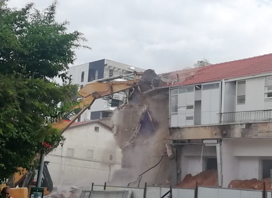 בניין ישן ברמת גן נהרס במסגרת פינוי בינוי / צילום: טלי בוגדנובסקי בניין ישן ברמת גן נהרס במסגרת פינוי בינוי / צילום: טלי בוגדנובסקי