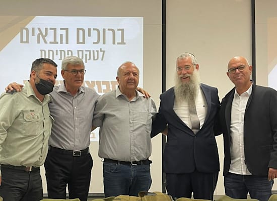 רון ארצי, יו''ר קבוצת תדמיר, הרב מנדי בליניצקי, מנכ''ל עמותת ''יד לילד המיוחד'', אבי מנוחין, מנכ''ל קבוצת תדמיר, האלוף במיל' גבי אופיר יו''ר עמותת ''יד לילד המיוחד'', סא״ל אליהו כהן מפקד בסיס הספקה מזון / צילום: יח''צ