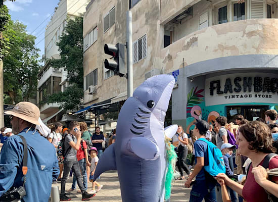 איש/ה בתחפושת כריש בהפגנת האלקים / צילום: שני אשכנזי