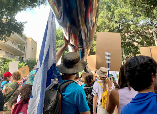 מיצב צינור הנפט בהפגנת האקלים / צילום: שני אשכנזי