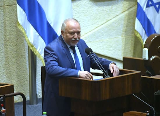 אביגדור ליברמן נואם לפני תחילת ההצבעה על התקציב / צילום: רפי קוץ אביגדור ליברמן נואם לפני תחילת ההצבעה על התקציב / צילום: רפי קוץ