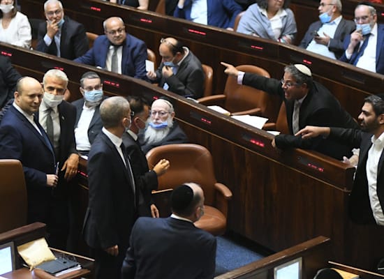 ח''כ בן גביר צוער לעבר בנט ולפיד לפני תחילת ההצבעה על התקציב / צילום: רפי קוץ ח''כ בן גביר צוער לעבר בנט ולפיד לפני תחילת ההצבעה על התקציב / צילום: רפי קוץ