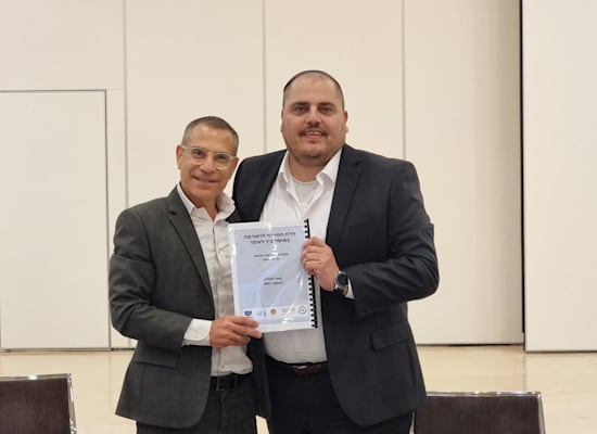 יו''ר הוועדה לרפורמה במיסוי הבינלאומי, רו''ח רולנד עם-שלם, מגיש את הדוח למנהל רשות המסים, ערן יעקב / צילום: דוברות רשות המסים יו''ר הוועדה לרפורמה במיסוי הבינלאומי, רו''ח רולנד עם-שלם, מגיש את הדוח למנהל רשות המסים, ערן יעקב / צילום: דוברות רשות המסים