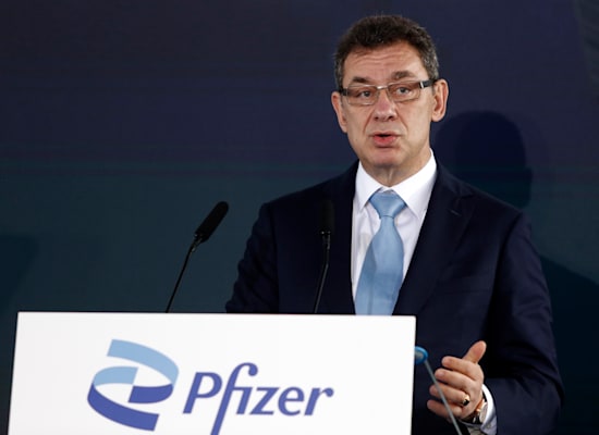 מנכ''ל פייזר, אלברט בורלא / צילום: Associated Press, Giannis Papanikos מנכ''ל פייזר, אלברט בורלא / צילום: Associated Press, Giannis Papanikos