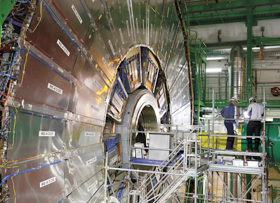 טכנאים בניסוי במאיץ החלקיקים, שוויץ. ''דרך מצוינת לחבר בין גופים מסוכסכים'' / צילום: Reuters טכנאים בניסוי במאיץ החלקיקים, שוויץ. ''דרך מצוינת לחבר בין גופים מסוכסכים'' / צילום: Reuters