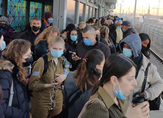 אנשים מחכים על הרציף בתחנת הרכבת באשקלון לאחר ביטול שתי הרכבות הראשונות של הקו המחושמל / צילום: תמונה פרטית אנשים מחכים על הרציף בתחנת הרכבת באשקלון לאחר ביטול שתי הרכבות הראשונות של הקו המחושמל / צילום: תמונה פרטית