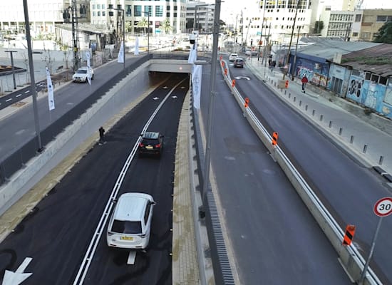 כלי רכב נוסעים במנהרות קרליבך / צילום: יח''צ