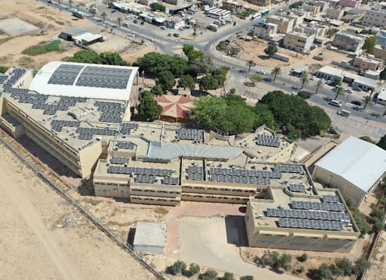 בניין מועצת כסייפה עם הפאנלים הסולאריים על הגג / צילום: ח.י אנרגיה בניין מועצת כסייפה עם הפאנלים הסולאריים על הגג / צילום: ח.י אנרגיה