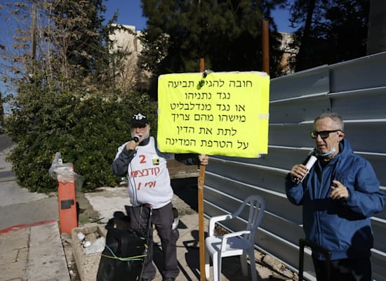 הפגנות נגד הסדר הטיעון המתגבש של נתניהו, שמתקיימות מחוץ לדיונים במשפטו בירושלים / צילום: יוסי זמיר