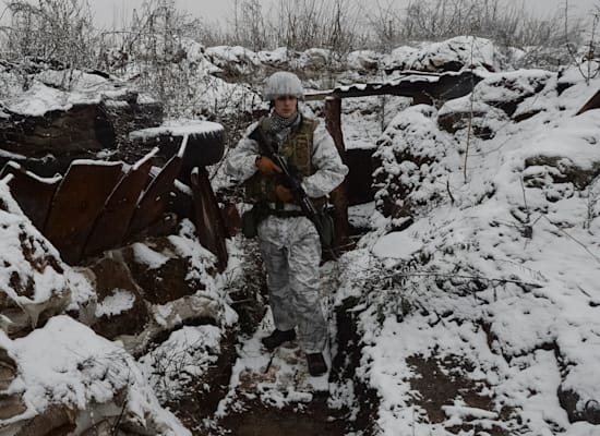 חייל אוקראיני בתעלה בקו החזית במחוז דונצק ליד הגבול עם רוסיה, בשבוע שעבר / צילום: Reuters, OLEKSANDR KLYMENKO