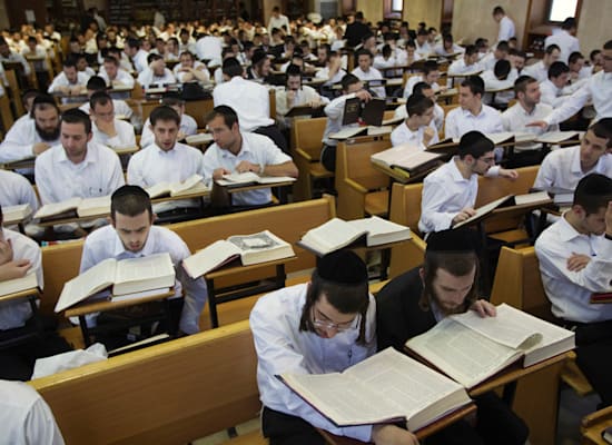 ישיבת מאיר בירושלים. כ-21 אלף ילדים של אברכים לא יהיו זכאים לסבסוד מעונות / צילום: Reuters, Ronen Zvulun ישיבת מאיר בירושלים. כ-21 אלף ילדים של אברכים לא יהיו זכאים לסבסוד מעונות / צילום: Reuters, Ronen Zvulun