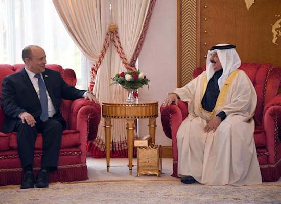 King Hamed with former Prime Minister Naftali Bennett / Photo: Eyal Yitzhar