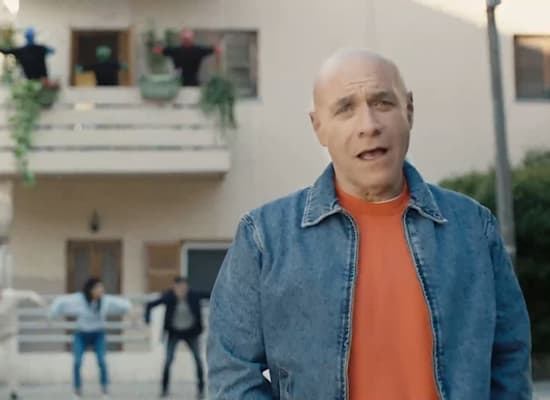 דביר בנדק בקמפיין מזרחי טפחות / צילום: צילום מסך דביר בנדק בקמפיין מזרחי טפחות / צילום: צילום מסך