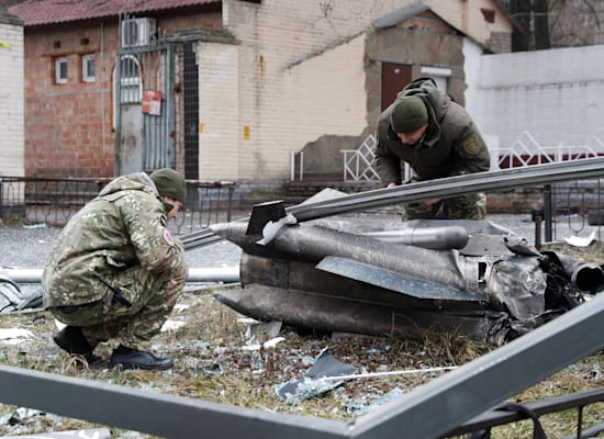 אנשי כוחות הביטחון האוקראינים בודקים נפל של טיל רוסי בקייב / צילום: Reuters, Valentyn Ogirenko