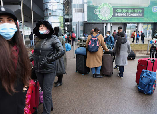 שדה התעופה בקייב. התושבים בורחים / צילום: Reuters, Umit Bektas