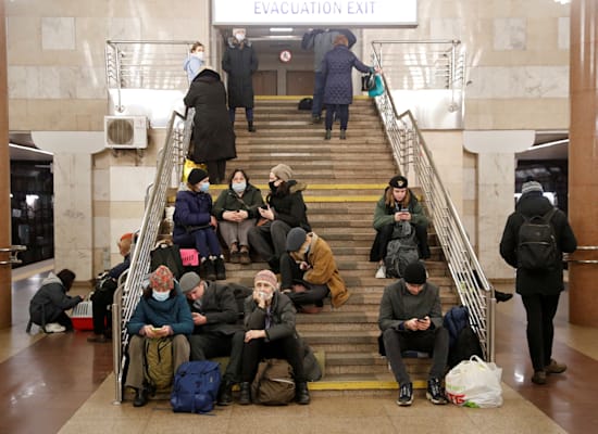 תושבי קייב בירת אוקראינה מסתתרים בתחנת הרכבת התחתית / צילום: Reuters, Valentyn Ogirenko תושבי קייב בירת אוקראינה מסתתרים בתחנת הרכבת התחתית / צילום: Reuters, Valentyn Ogirenko