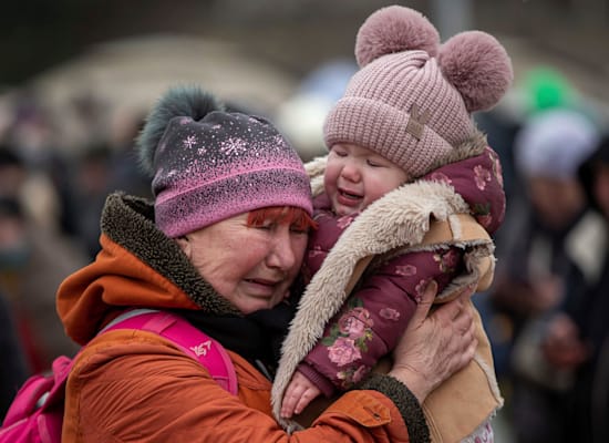 אישה וילדה בוכות לאחר שהגיעו למעבר הגבול האוקראיני עם פולין / צילום: Associated Press, Visar Kryeziu