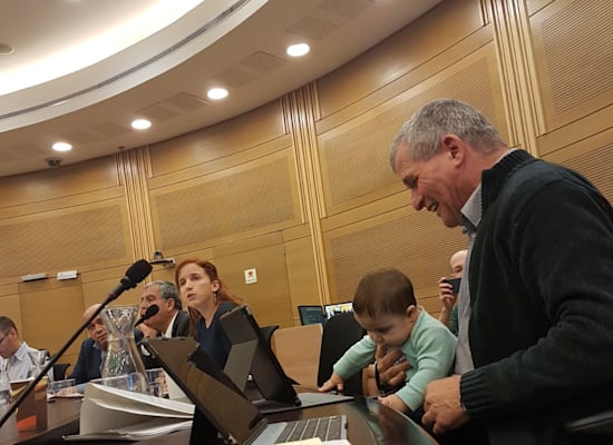 ח''כ לשעבר מיקי רוזנטל עם התינוקת של אפיק, ועדת הכספים 2016. ''היא הרגיעה את הרוחות'' / צילום: שגית אפיק ח''כ לשעבר מיקי רוזנטל עם התינוקת של אפיק, ועדת הכספים 2016. ''היא הרגיעה את הרוחות'' / צילום: שגית אפיק