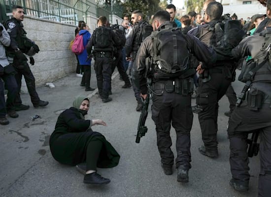 מאבקים בש'יח ג'ראח בחודש שעבר / צילום: Associated Press, Mahmoud Illean מאבקים בש'יח ג'ראח בחודש שעבר / צילום: Associated Press, Mahmoud Illean