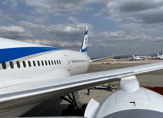 המטוס מבחוץ המטוס מבחוץ