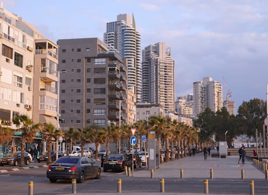 בת ים. הרכבת הקלה תשחרר את העיר שכלואה בין הים לאיילון / צילום: שאטרסטוק