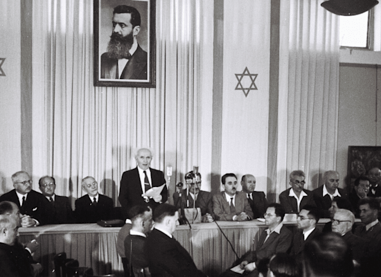 דוד בן־גוריון מכריז על הקמת המדינה, 1948 / צילום: רודי ויסנשטין, משרד החוץ דוד בן־גוריון מכריז על הקמת המדינה, 1948 / צילום: רודי ויסנשטין, משרד החוץ
