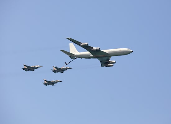 תדלוק אווירי במטס חיל האוויר / צילום: Shutterstock תדלוק אווירי במטס חיל האוויר / צילום: Shutterstock