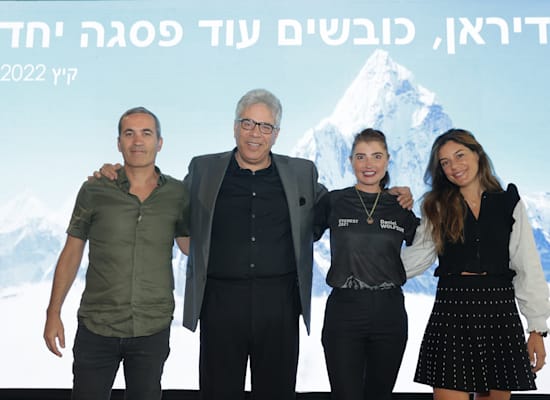 מימין: נופר ממרוד סמנכ''ל השיווק של תדיראן, דניאל וולפסון, משה ממרוד מנכ''ל תדיראן ובעל השליטה ורפי אטיאס סמנכ''ל הסחר של תדיראן / צילום: חיים לוי