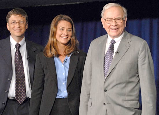 Buffett with Bill and Melinda Gates, 2006 / Photo: Reuters, Miller David ABACA