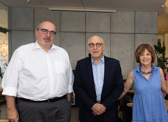 מימין לשמאל: מנהלת אגודת ידידי מוזיאון ישראל לאה רוטשטיין, יו''ר מועצת המנהלים של מוזיאון ישראל עו''ד יצחק מולכו, מנכ''ל מוזיאון ישראל דניס וויל / צילום: עופרית רוזנברג מימין לשמאל: מנהלת אגודת ידידי מוזיאון ישראל לאה רוטשטיין, יו''ר מועצת המנהלים של מוזיאון ישראל עו''ד יצחק מולכו, מנכ''ל מוזיאון ישראל דניס וויל / צילום: עופרית רוזנברג