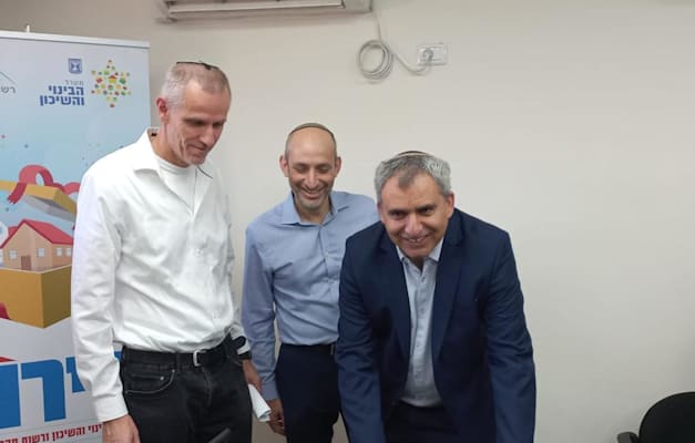 זאב אלקין, אביעד פרידמן ומנכ''ל רמ''י ינקי קוינט / צילום: דוברות משרד הבינוי והשיכון זאב אלקין, אביעד פרידמן ומנכ''ל רמ''י ינקי קוינט / צילום: דוברות משרד הבינוי והשיכון