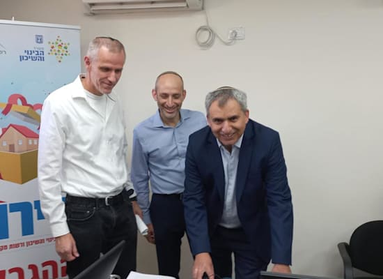 שר הבינוי והשיכון זאב אלקין, מנכ''ל משרד הבינוי והשיכון אביעד פרידמן ומנכ''ל רשות מקרקעי ישראל ינקי קוינט. ביצוע ההגרלה הראשונה בסבב השני של תכנית ''דירה בהנחה'' / צילום: דוברות משרד הבינוי והשיכון שר הבינוי והשיכון זאב אלקין, מנכ''ל משרד הבינוי והשיכון אביעד פרידמן ומנכ''ל רשות מקרקעי ישראל ינקי קוינט. ביצוע ההגרלה הראשונה בסבב השני של תכנית ''דירה בהנחה'' / צילום: דוברות משרד הבינוי והשיכון