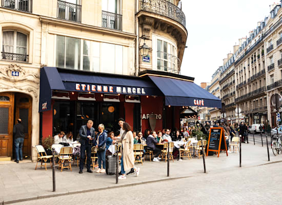בית קפה שוקק בפריז. אירופה מציעה חיי חברה איכותיים ורמת חיים גבוהה / צילום: Shutterstock, Elena Dijour