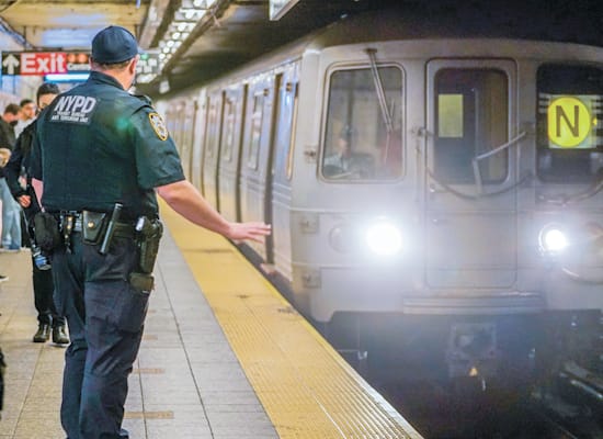 הרכבת התחתית של ניו יורק. ירידה בתחושת הביטחון האישי בעיר פוגעת במוטיבציה לחזור למשרדים / צילום: Associated Press, Mary Altaffer