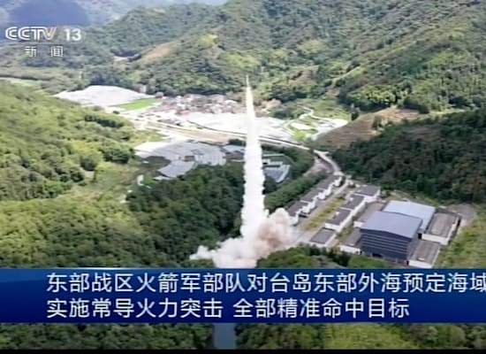 Chinese TV screens on Thursday.  China's missile tests are shown following Pelosi's visit to Taiwan / Photo: Associated Press