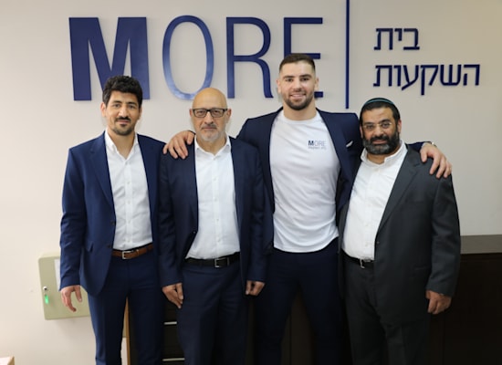 מימין: מאיר גרידיש, יו''ר מור השקעות, הג'ודוקא פיטר פלצ'יק, יוסי לוי, מייסד ומנכ''ל משותף במור השקעות ואלי לוי, מנכ''ל משותף במור השקעות / צילום: יח''צ מימין: מאיר גרידיש, יו''ר מור השקעות, הג'ודוקא פיטר פלצ'יק, יוסי לוי, מייסד ומנכ''ל משותף במור השקעות ואלי לוי, מנכ''ל משותף במור השקעות / צילום: יח''צ