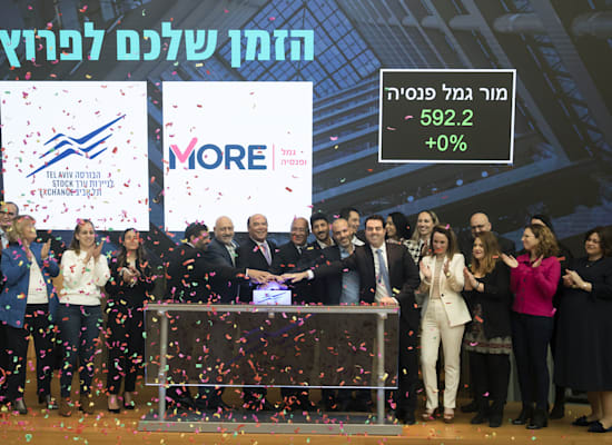הנהלת מור גמל ופנסיה פותחת את המסחר לרגל רישומה בבורסה בתל אביב / צילום: אמיר לוי הנהלת מור גמל ופנסיה פותחת את המסחר לרגל רישומה בבורסה בתל אביב / צילום: אמיר לוי