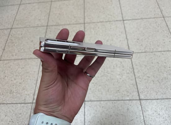 המכשיר עבה לעומת סמארטפונים רגילים / צילום: נבו טרבלסי המכשיר עבה לעומת סמארטפונים רגילים / צילום: נבו טרבלסי