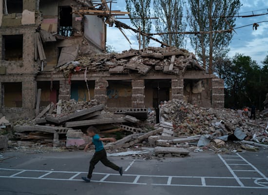 A boy in a Ukrainian school destroyed by a Russian bomb / Photo: Associated Press, Leo Correa