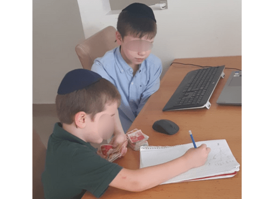 האחים מיכאל ואריאל משחקים יחד בבנקאי ולקוח האחים מיכאל ואריאל משחקים יחד בבנקאי ולקוח
