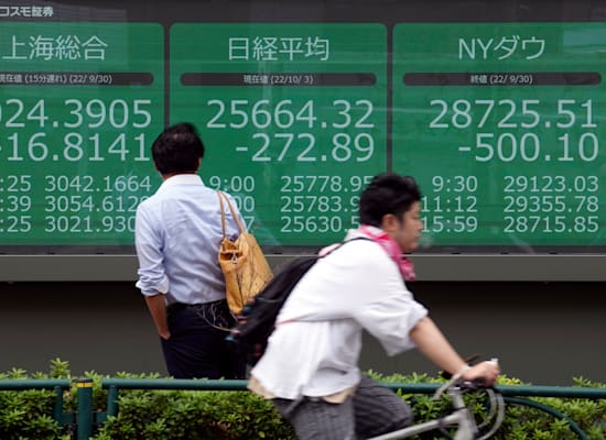 ירידות בבורסה לניירות ערך בטוקיו / צילום: Associated Press, Eugene Hoshiko ירידות בבורסה לניירות ערך בטוקיו / צילום: Associated Press, Eugene Hoshiko